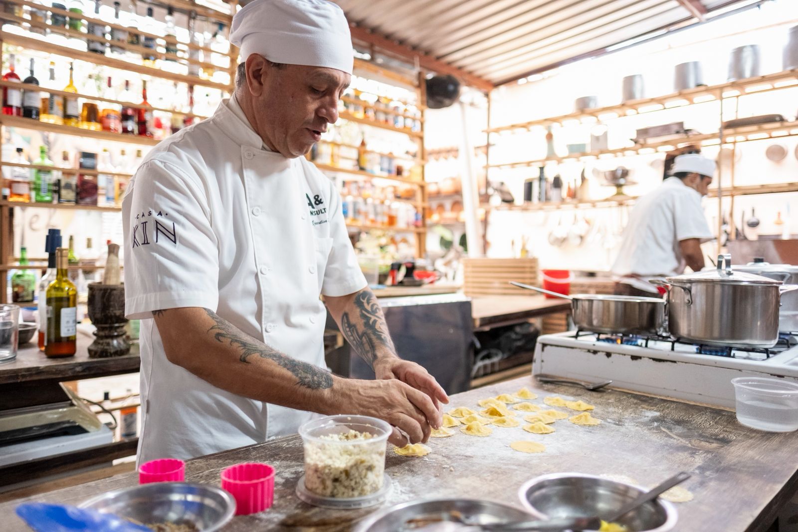 Chef desarrollando una preparación en una cocina profesional